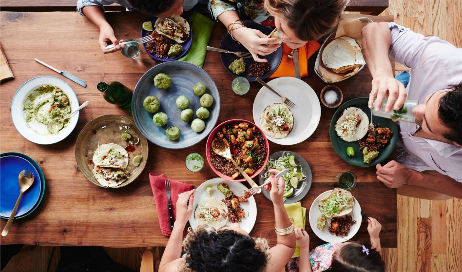 Mesa con comida real y preparaciones caseras